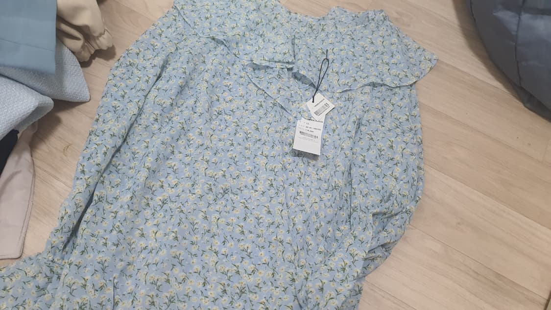 리스트 list 스카이블루 하늘색 러플 프릴 꽃무늬 플라워 블라우스 셔츠 상품이미지2