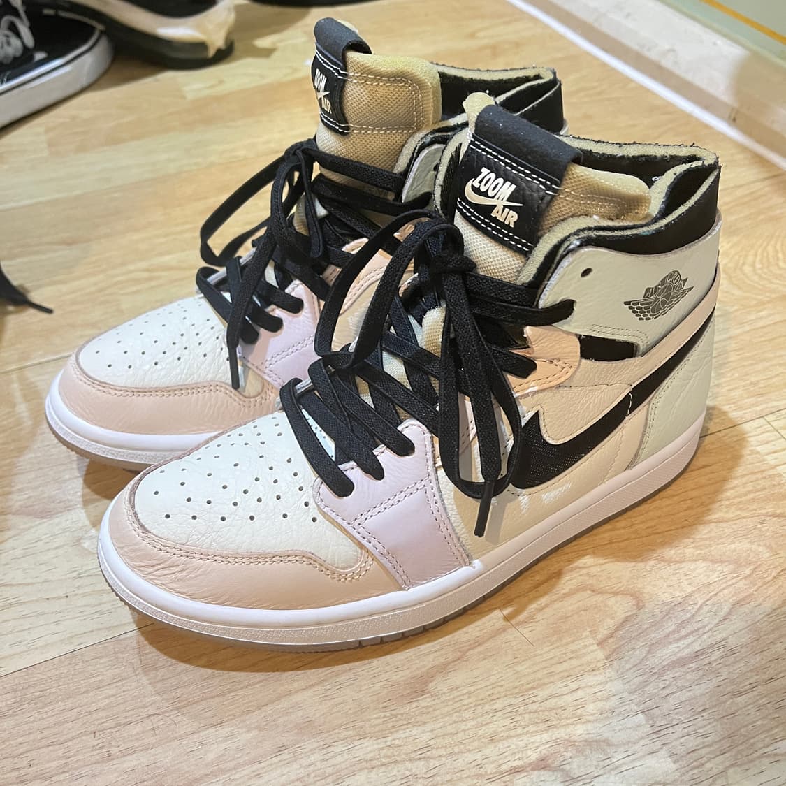 (W240) 나이키 조던1 줌에어 CMFT Pale ivory 상품이미지1