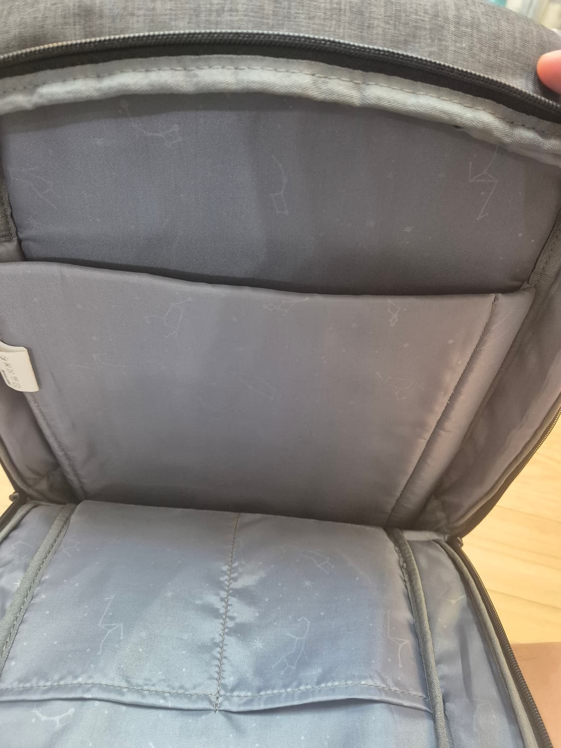 내셔널지오그래픽 백팩 N185ASU730 모델입니다
색상은 그레이와 블랙 상품이미지3