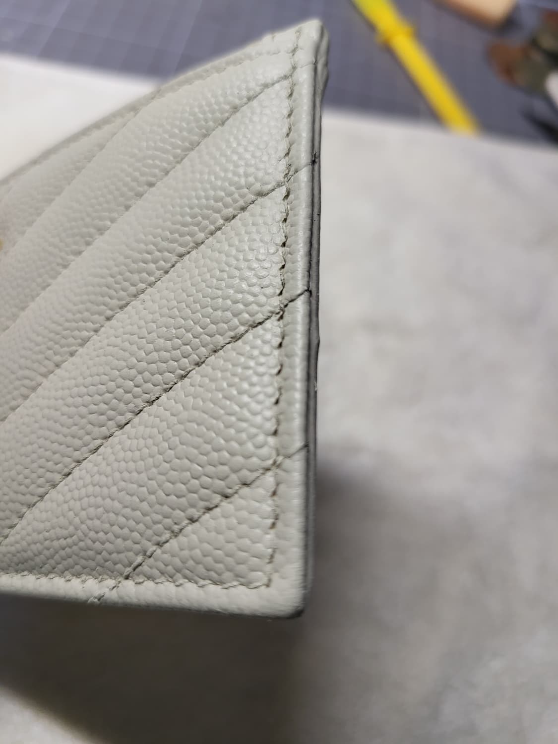 생로랑 마틀라세 카드지갑 크림색 상품이미지5