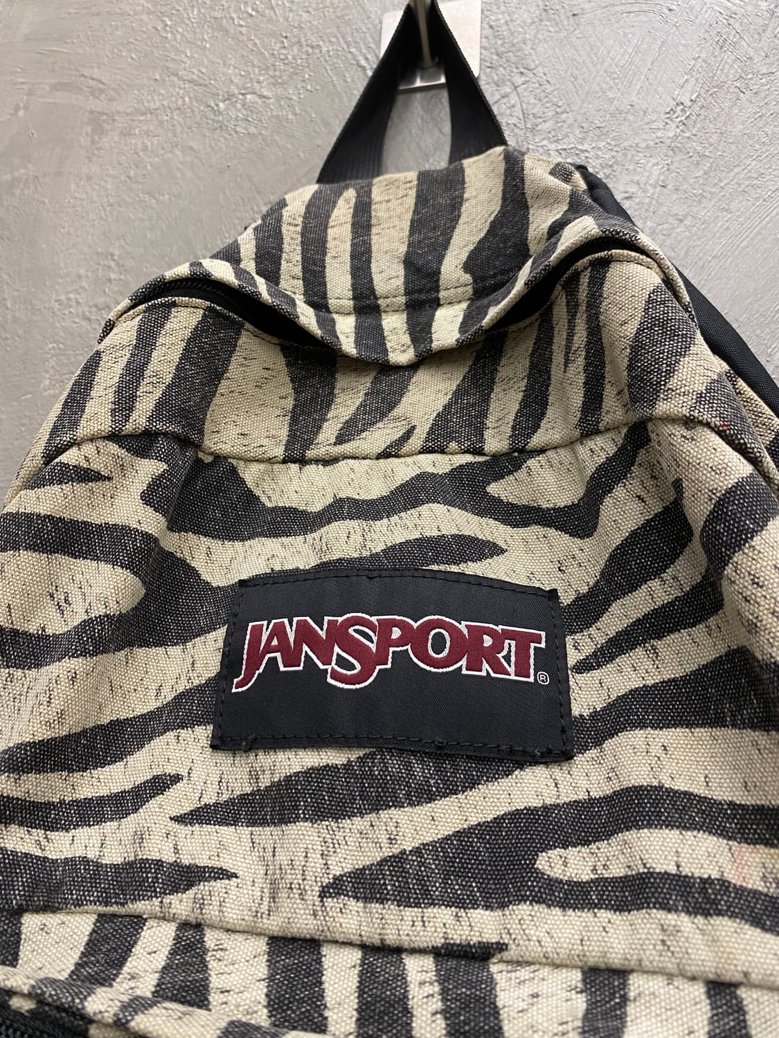 [37*54] Jansport 잔스포츠 지브라패턴 스웨이드 바텀 백팩 상품이미지2