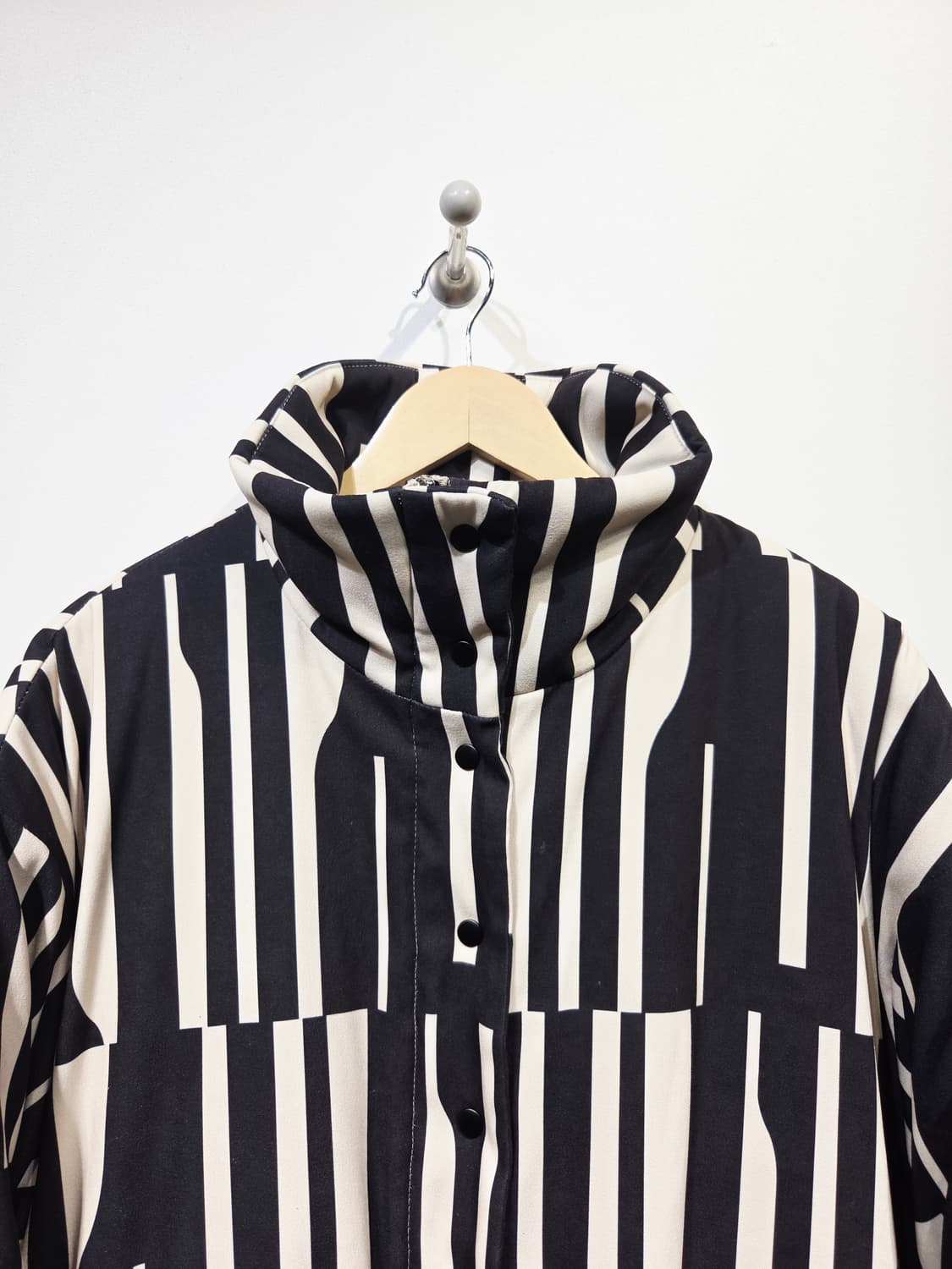 EDITIONWOOD 에디션우드 기하학 패턴 크롭 숏패딩 상품이미지4