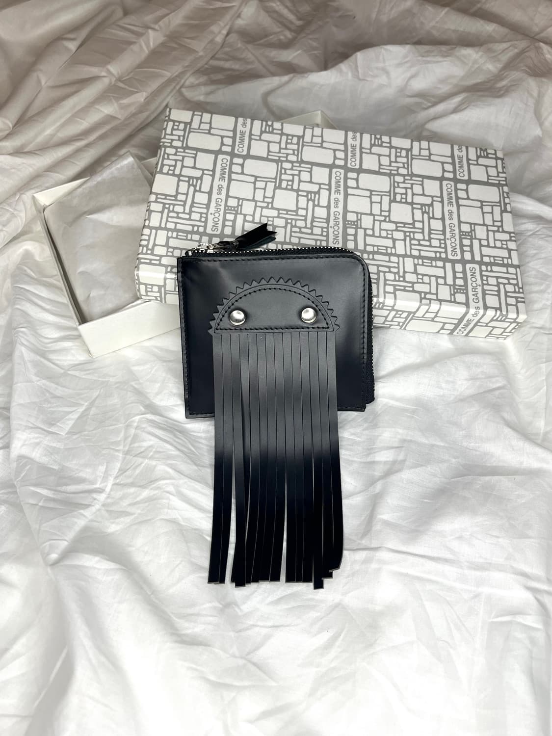 꼼데가르송 블랙 프린지 레더 지퍼 카드 홀더 상품이미지1