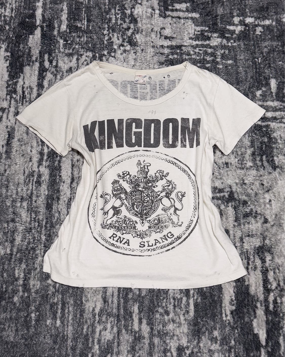 {UNKNOWN} Kingdom Crest Distressed Tee   상품이미지3