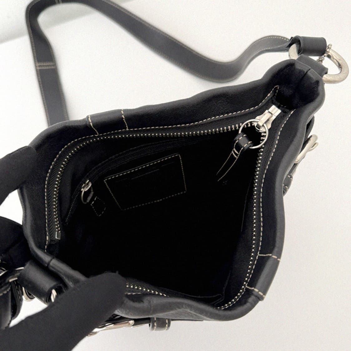 코치 버클 블랙 레더 크로스백 상품이미지9