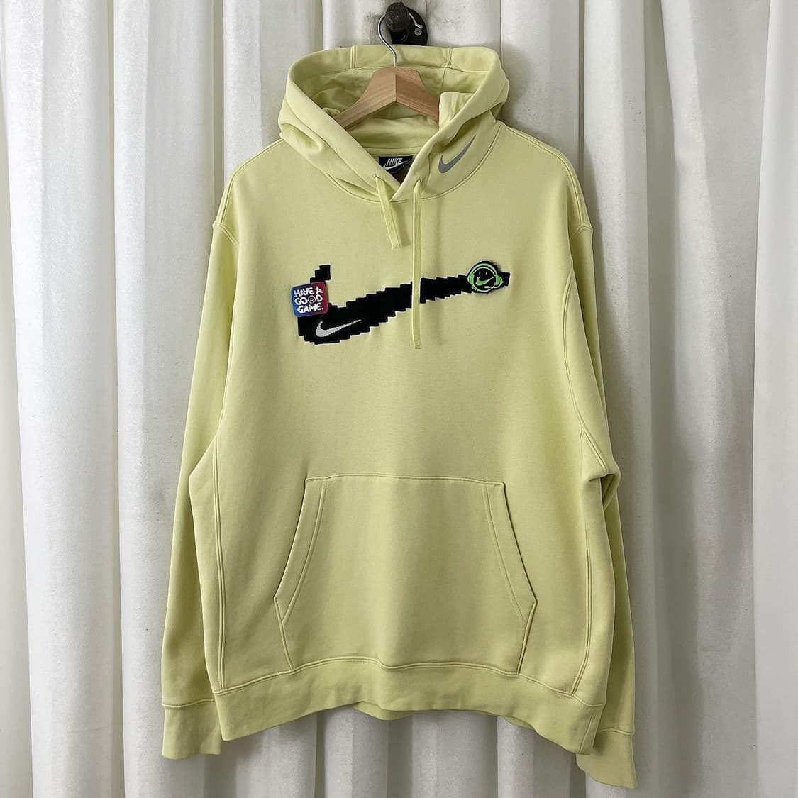 나이키 옐로우 패치 후드티 상품이미지1