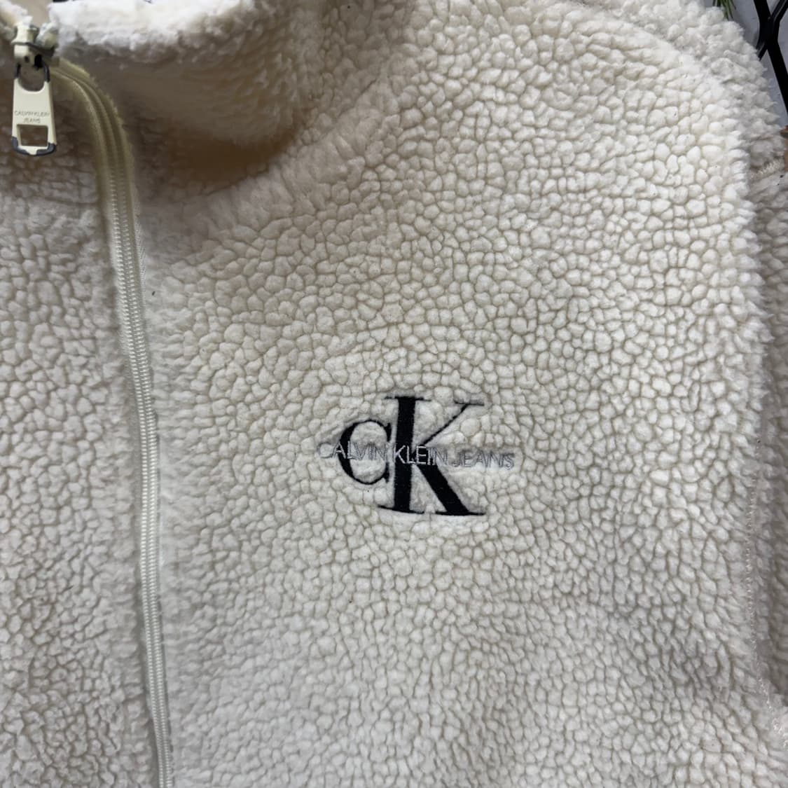캘빈클라인 진스 뽀글이 플리스 자켓 전면 CK 로고 포인트 아이보리 상품이미지5