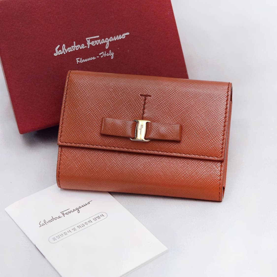 페라가모 금장 바라리본 사피아노 레더 아코디언 컴팩트 지갑 상품이미지1