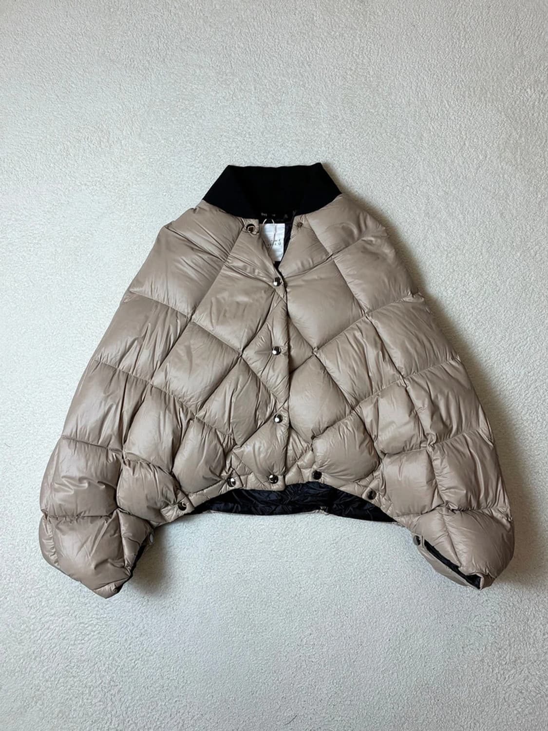 시스템 22FW 구스다운 더글루 패딩 케이프 PN6650 상품이미지1