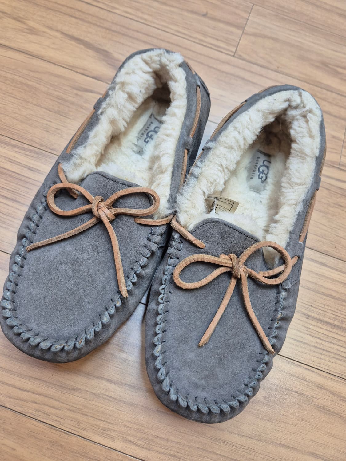 UGG 어그 여성 모카신 240mm 회색 제품입니다. 실내에서 착용하기  상품이미지1