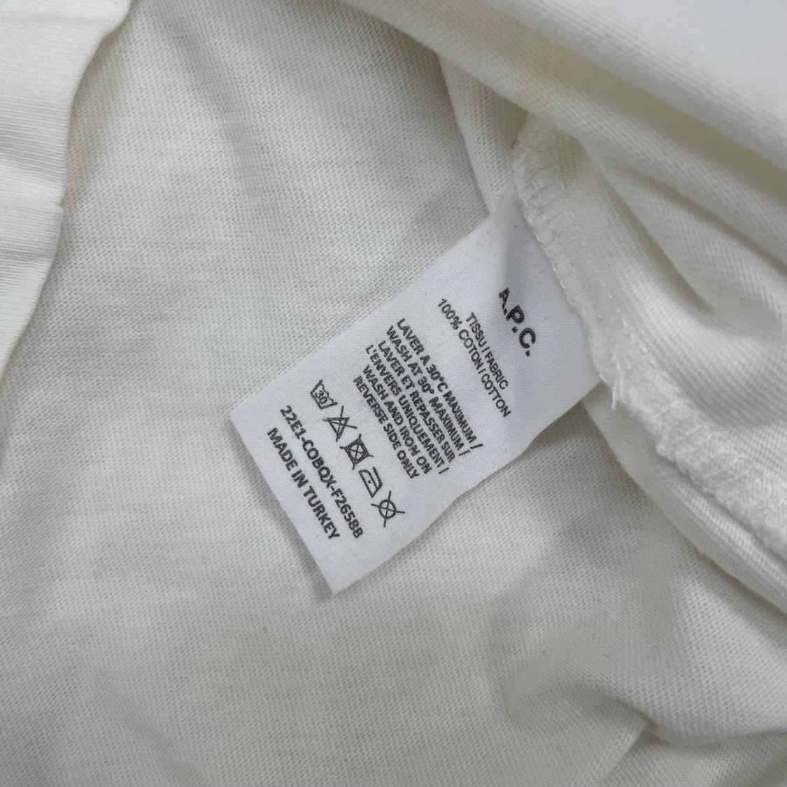 아페쎄 A.P.C 스펠 로고 반팔티 화이트 상품이미지4