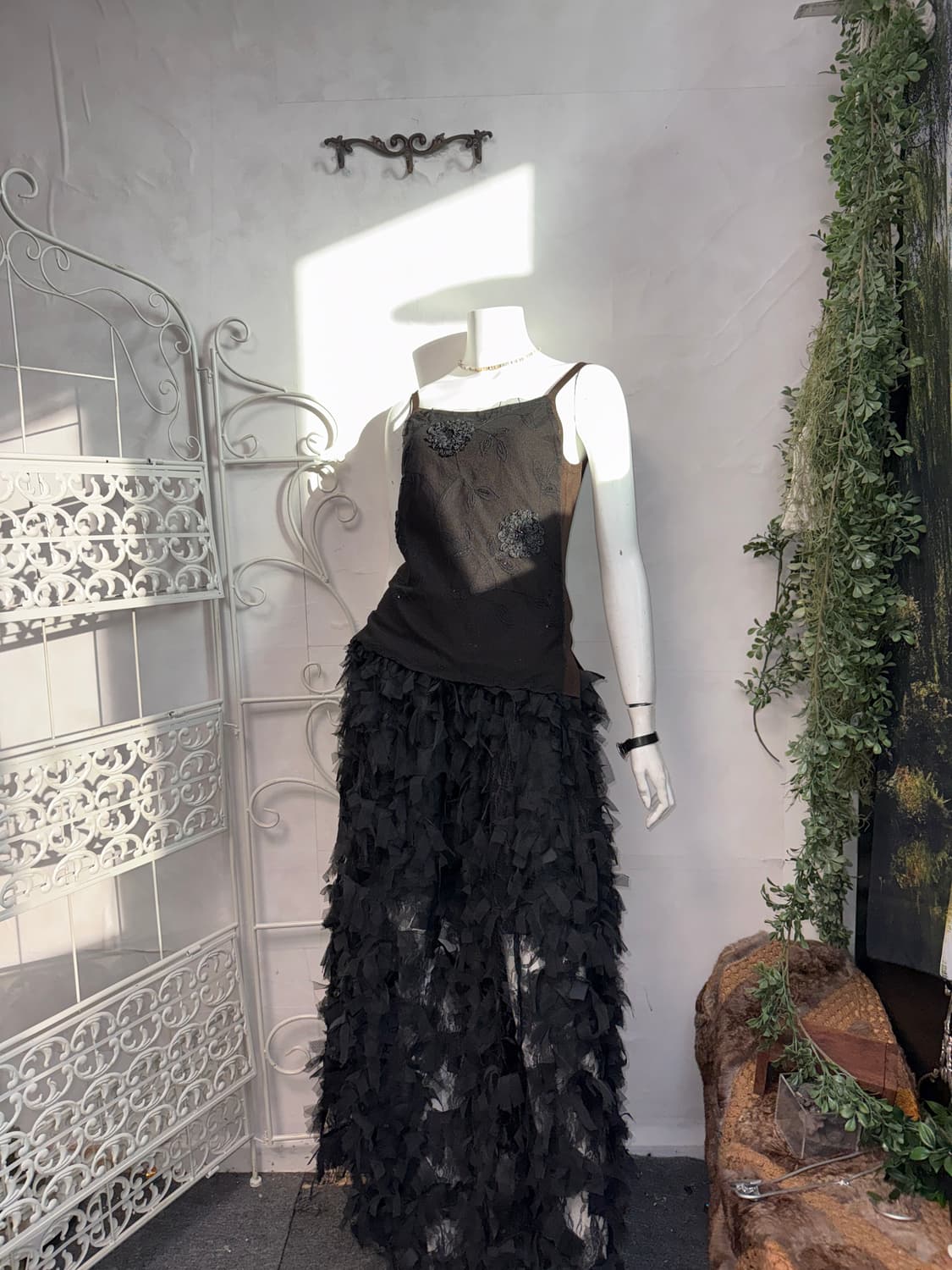 Brown black mesh oriental flower 슬리브리스 상품이미지1