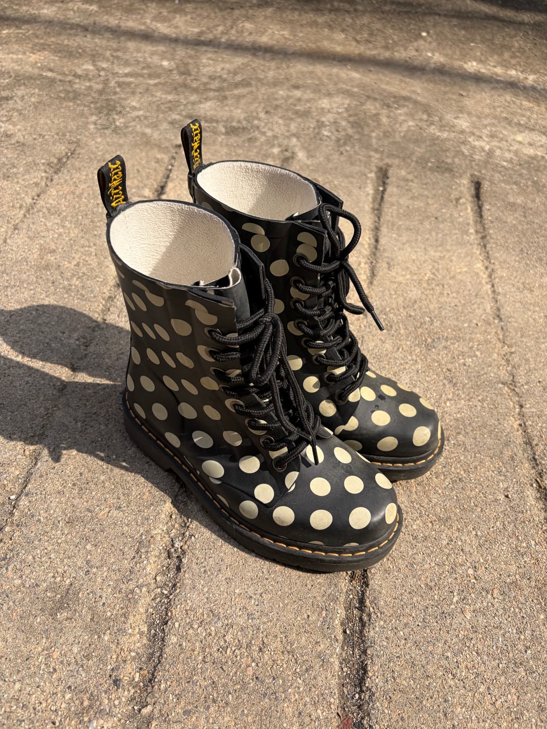 Dr. Martens 8홀 도트 패턴 부츠 220 상품이미지1