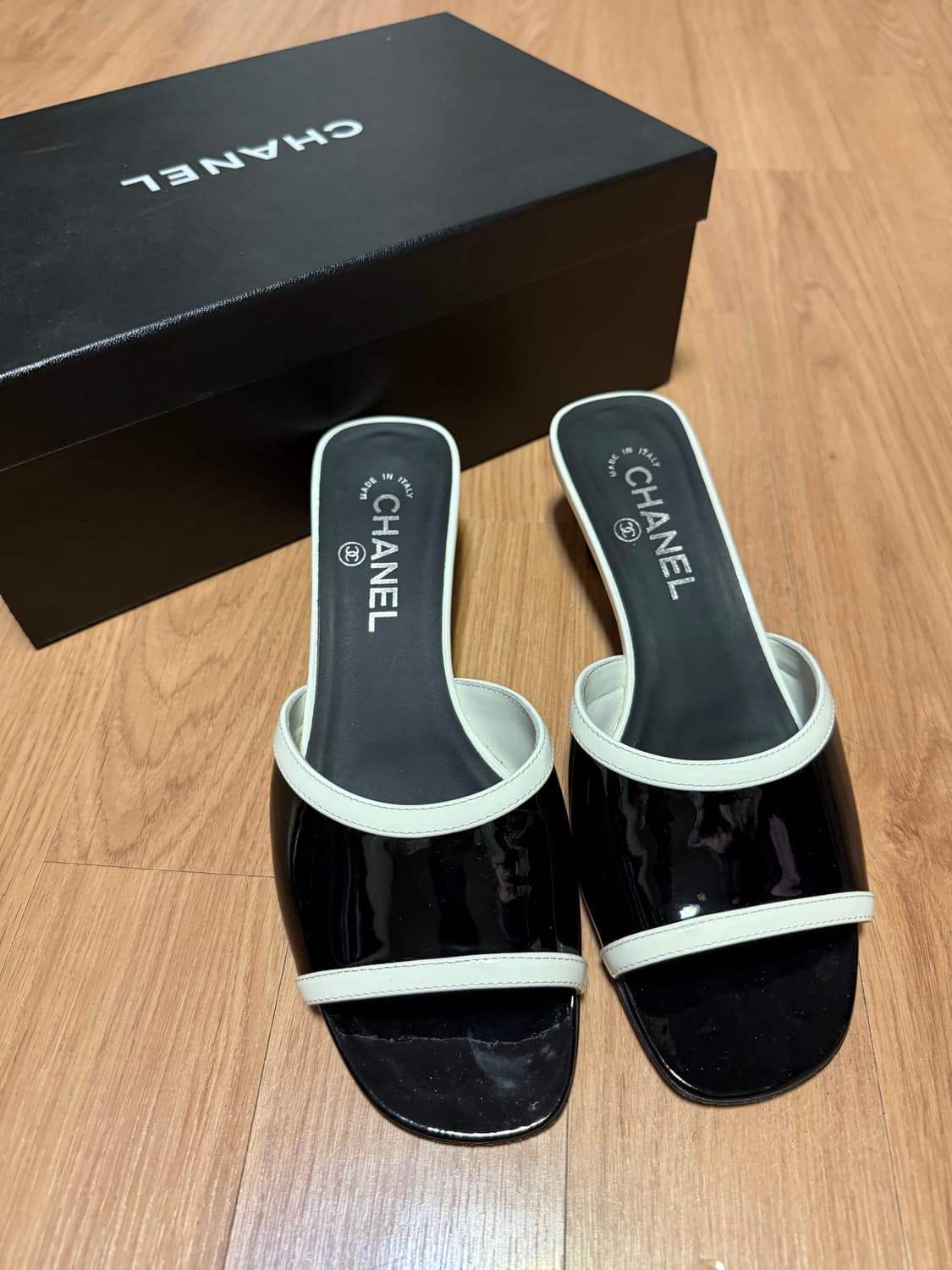 샤넬 24C 에나멜 뮬 슬리퍼 블랙 G45379 38사이즈 상품이미지1