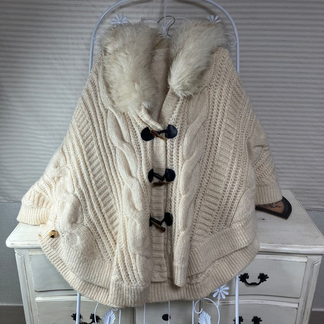 datura 아이보리 퍼 후드 케이프 상품이미지5