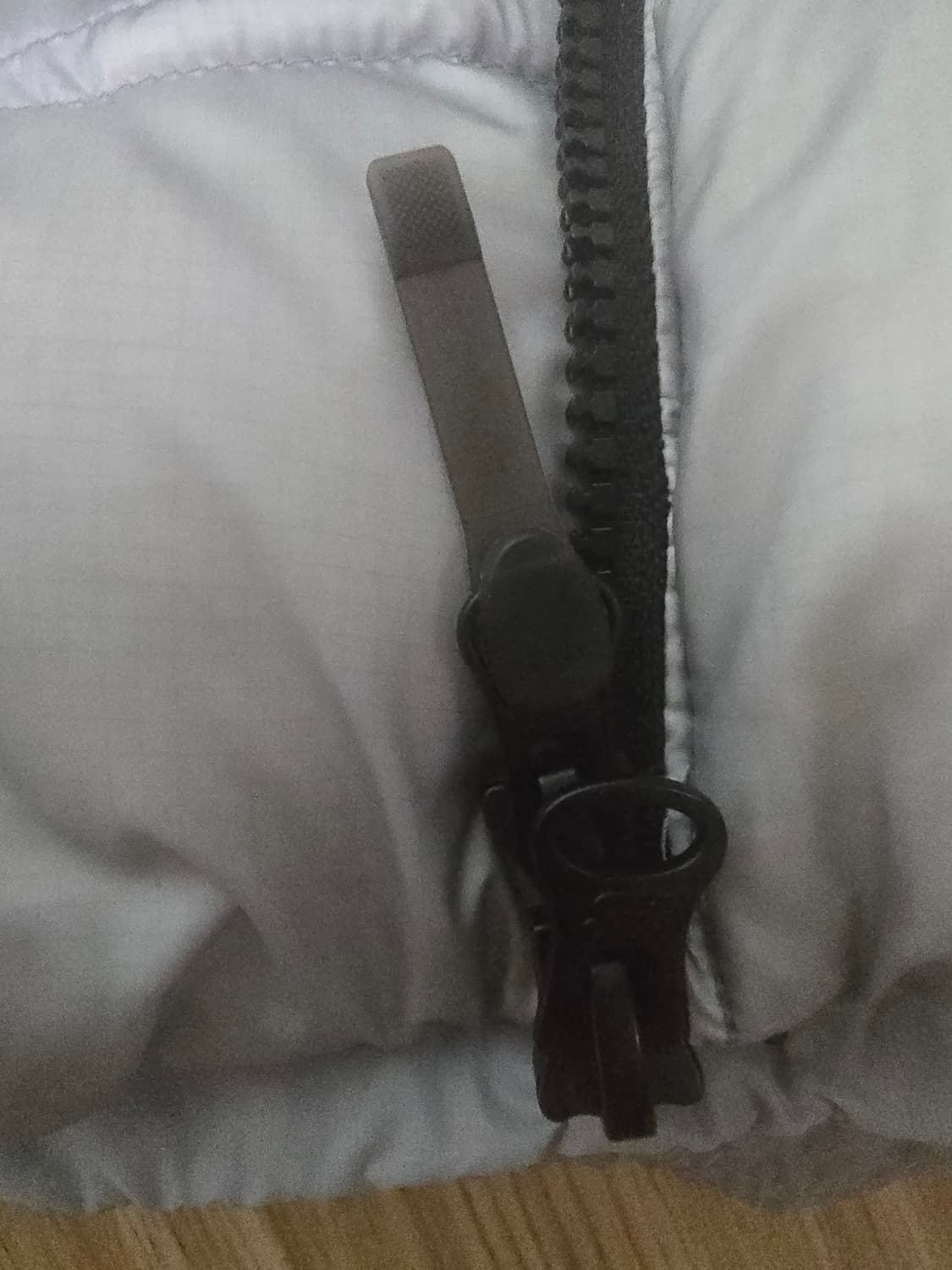 뉴발란스 플라잉 77 슈퍼라이트 후드 헤비 구스 다운 라이트 그레이 상품이미지3