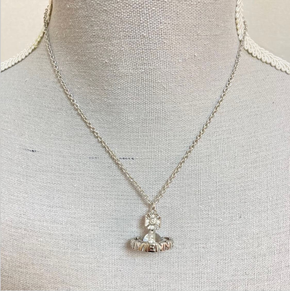 비비안웨스트우드 아카이브 화이트 크리스탈 레터링 orb 팬던트 목걸이 상품이미지8