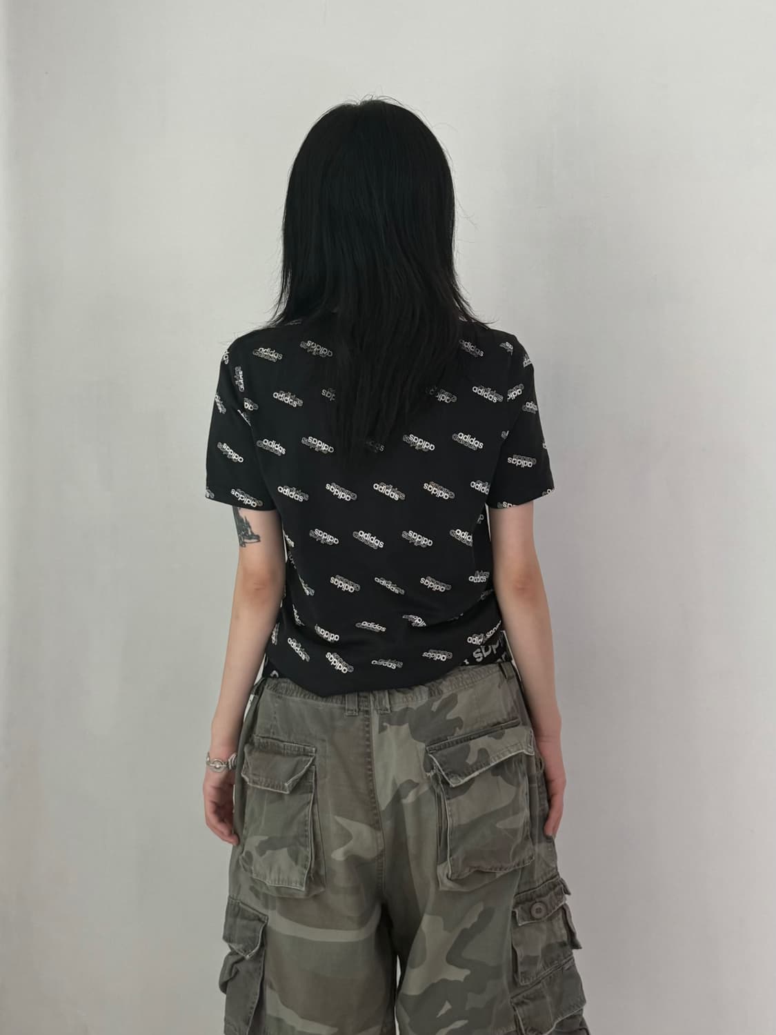 아디다스 블랙 화이트 로고 반팔티 상품이미지4
