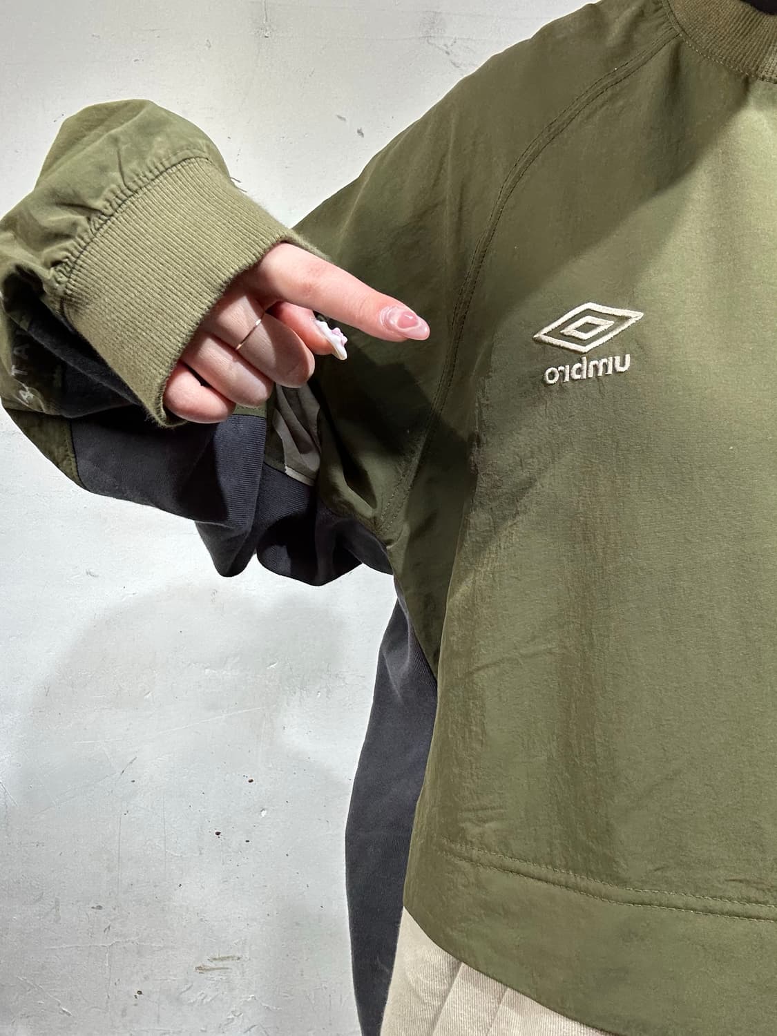 엄브로 카키 베이지 웜업 오버핏 바람막이 긴팔티 S 상품이미지4