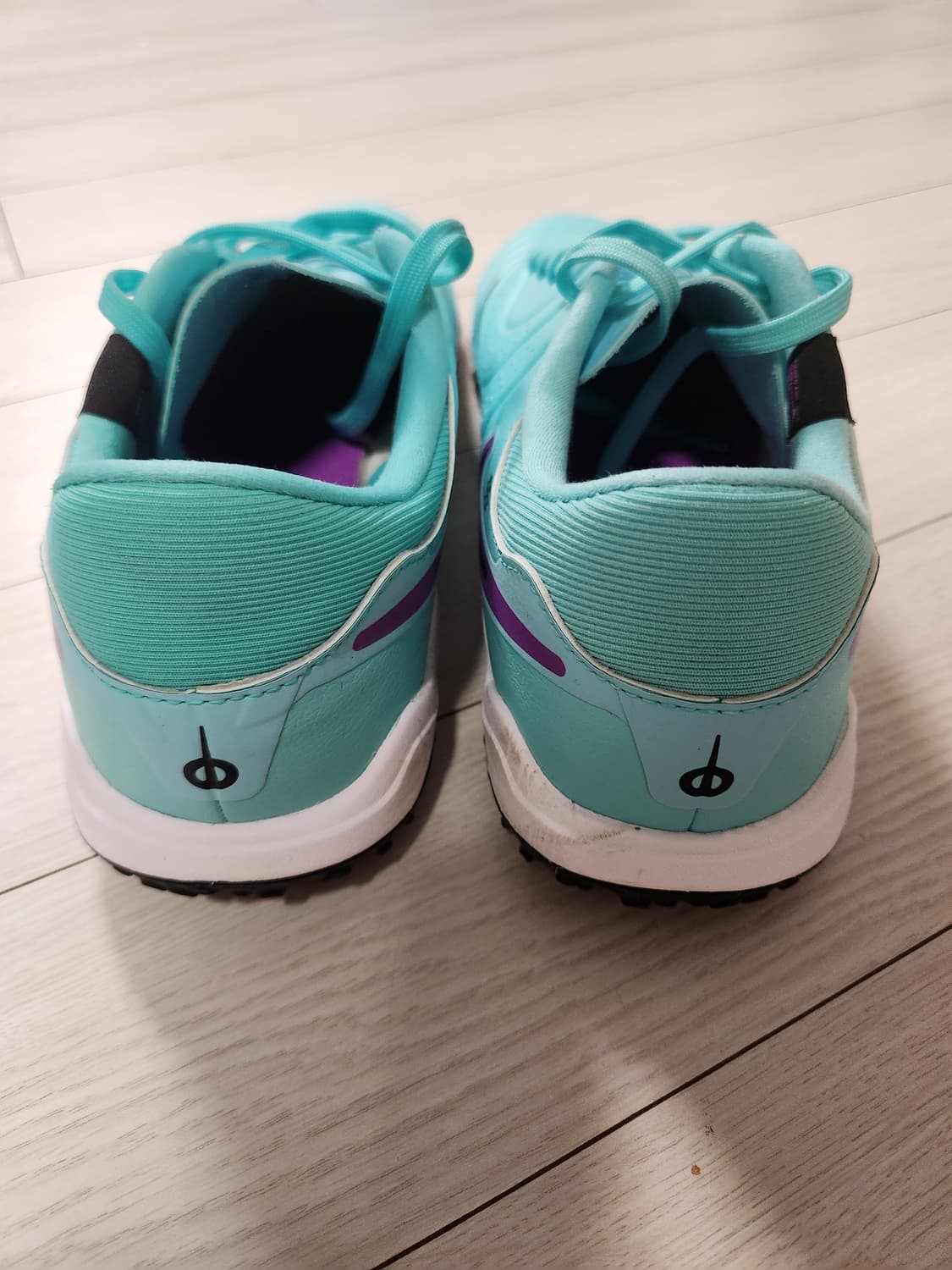 나이키 티엠포 레전드 10 아카데미 TF 풋살화 사이즈250

풋살화라  상품이미지4