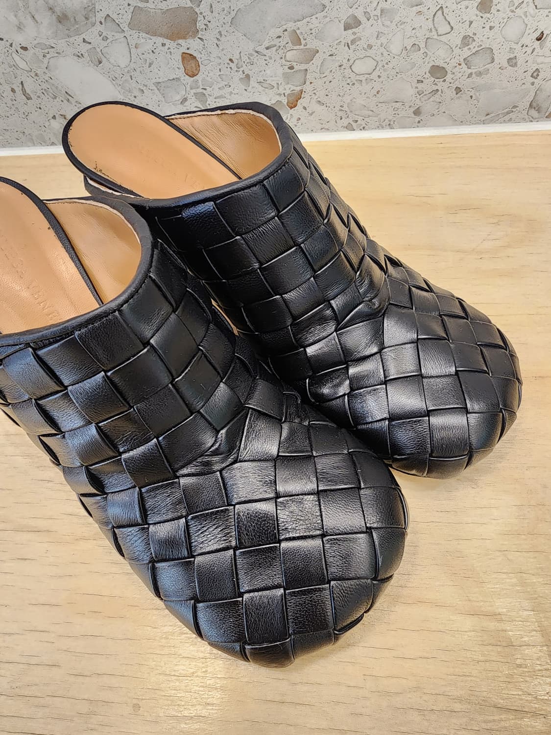 보테가베네타 인트레치아토 가죽 뮬 샌들 블랙 36 상품이미지6