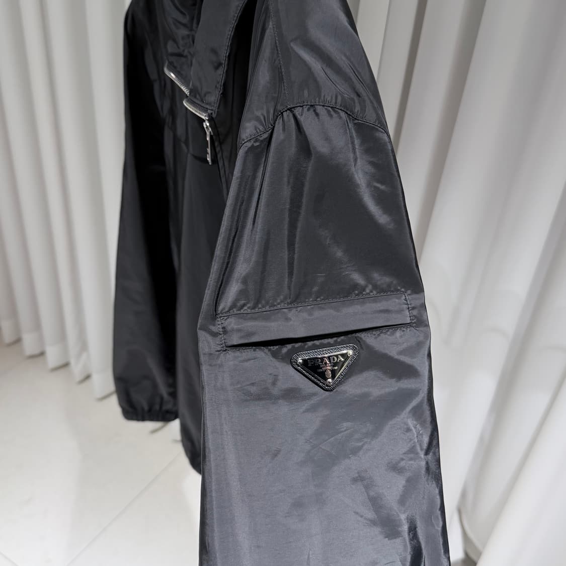 (S+/58) / 프라다 삼각로고 나일론 블랙 바람막이 상품이미지4
