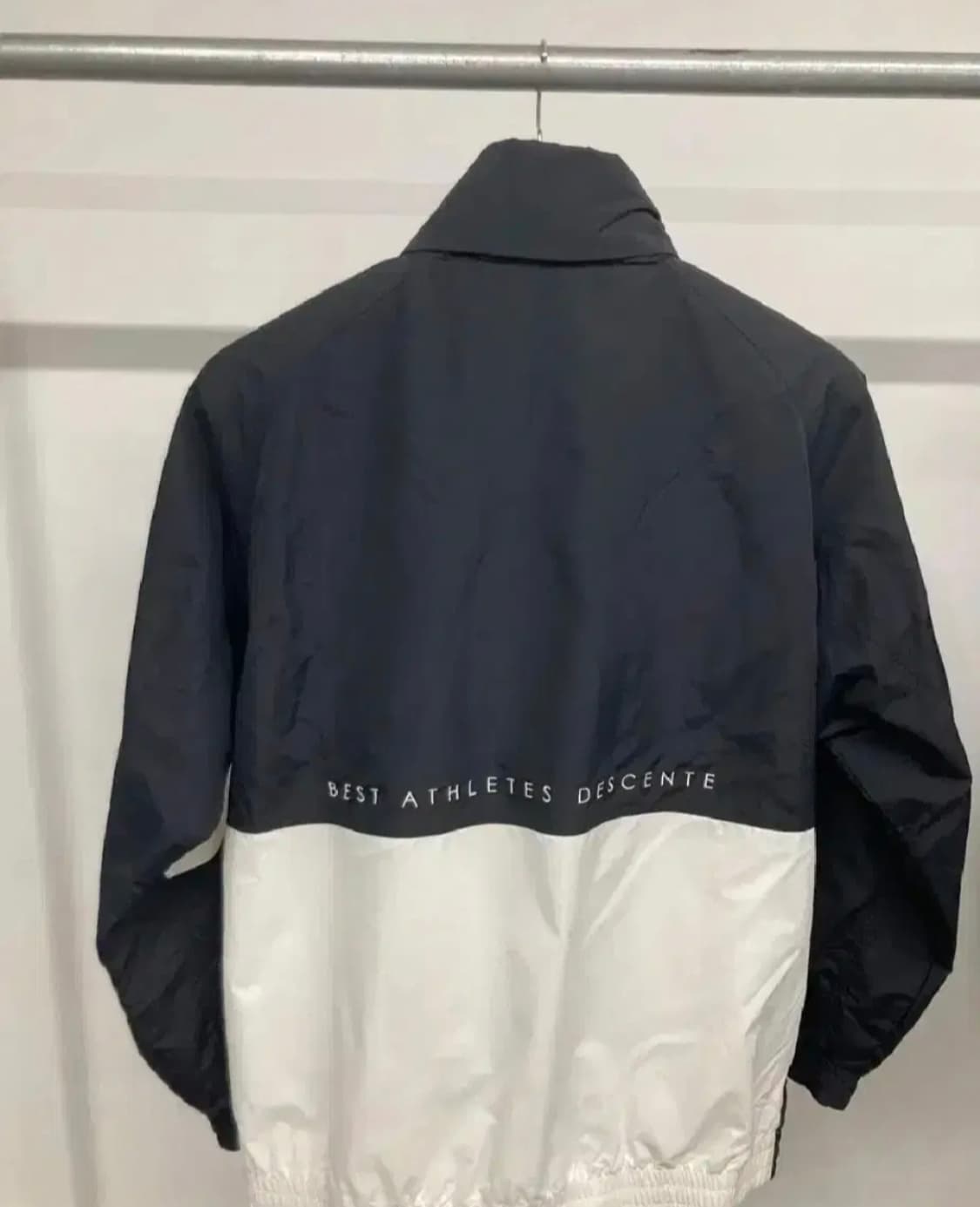 데상트 바람막이 자켓 상품이미지2