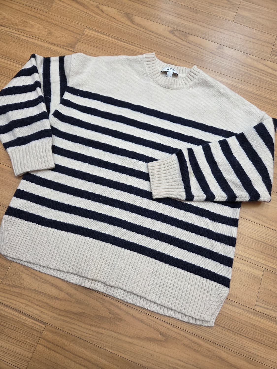 XS 사이즈 COS 스트라이프 니트입니다. 100% 모 소재라 가볍고 따 상품이미지1