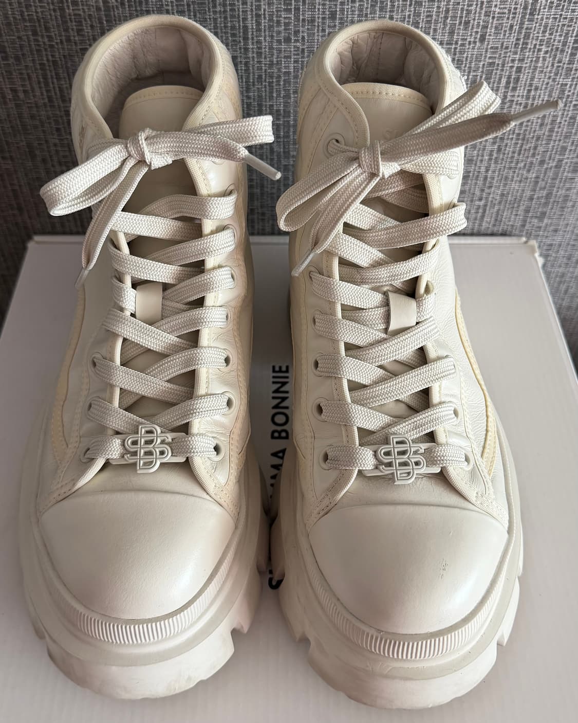 슈콤마보니 청키 플랫폼 워커 스니커즈 아이보리 유광 가죽 키높이 235 상품이미지2