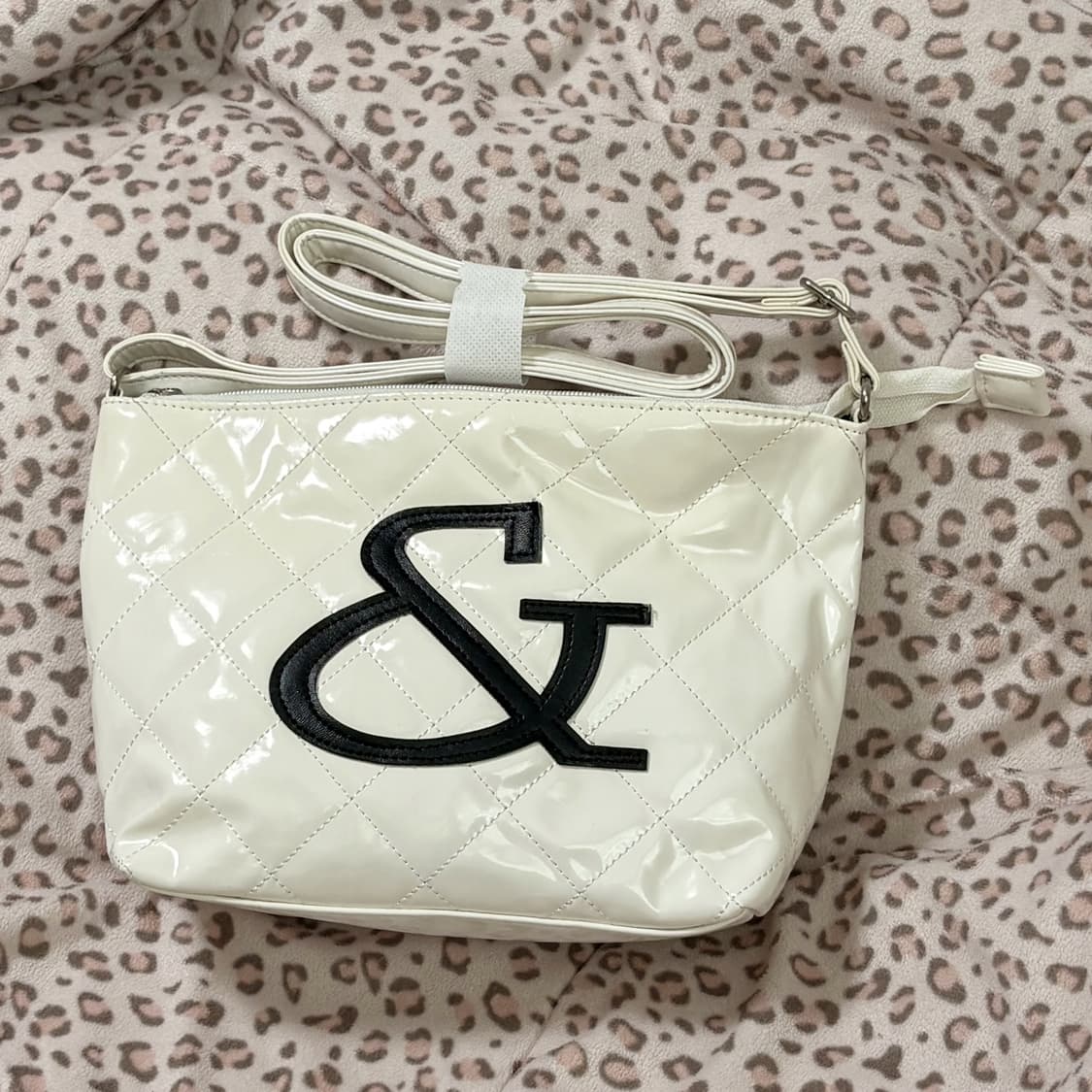 (이체시 에눌) 핑키앤다이안 화이트 에나멜 블랙 로고 포인트 크로스백 상품이미지1