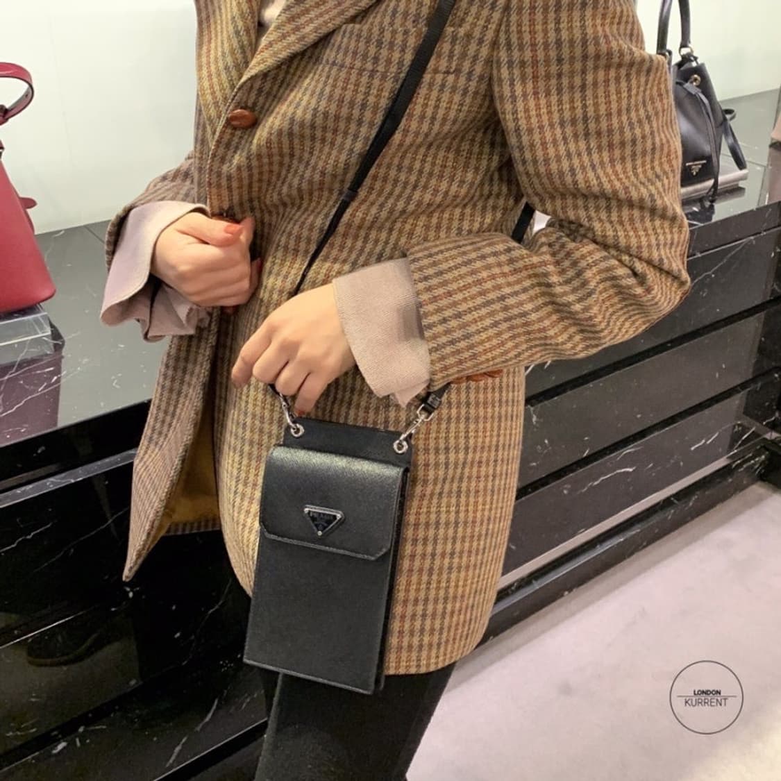 프라다 사피아노 가죽 폰 홀더 크로스백  상품이미지7