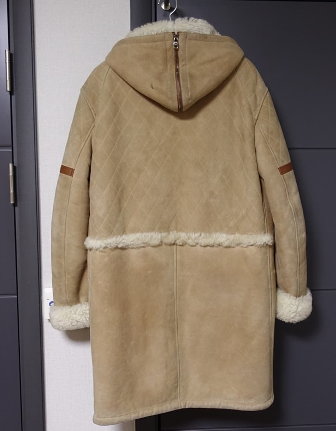 페라가모 카멜 스웨이드 양털 무스탕 코트 상품이미지3
