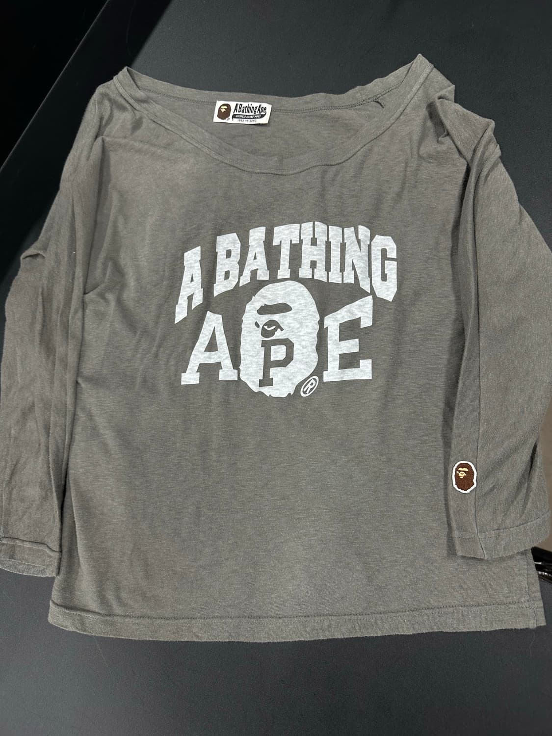 베이프 카키 원숄더 U넥 사루 프린팅 긴발 슬리브 상품이미지4