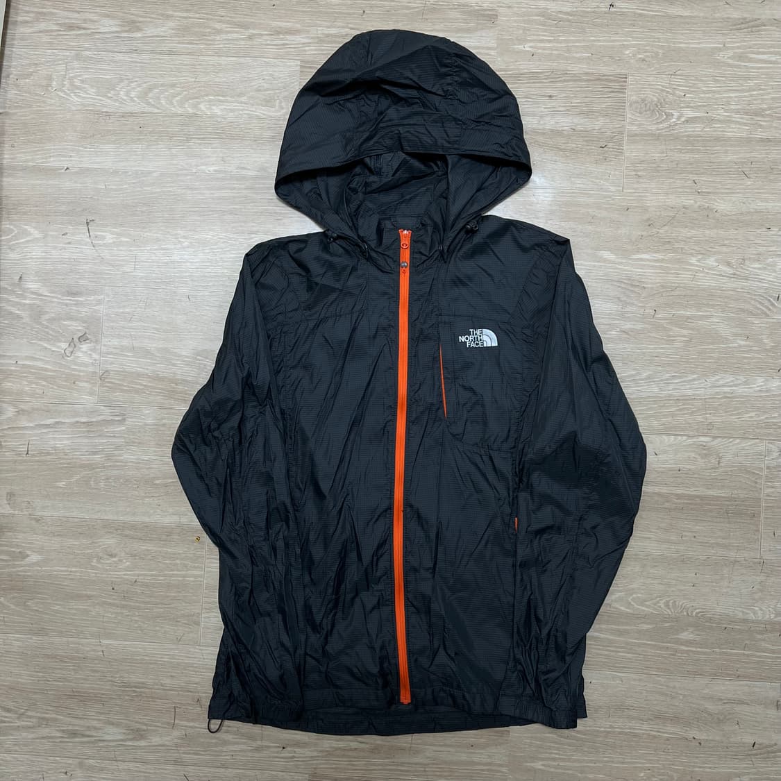 노스페이스 여성 로고 립스탑 바람막이후드 자켓 [블랙] S/90 상품이미지1