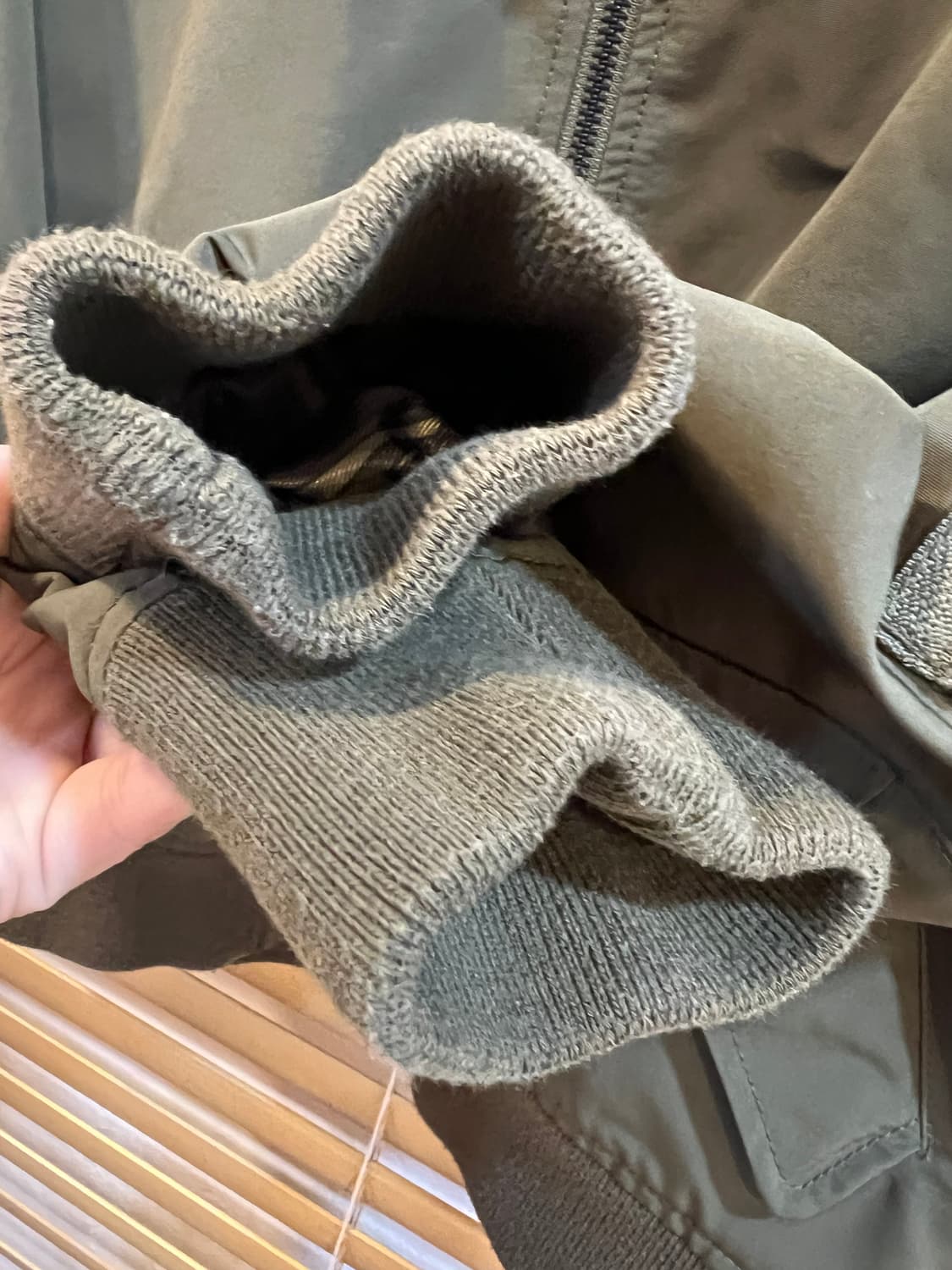 유니클로xCARINE ROITFELD 콜라보 여성 카키 봄버점퍼 크롭점퍼 상품이미지4