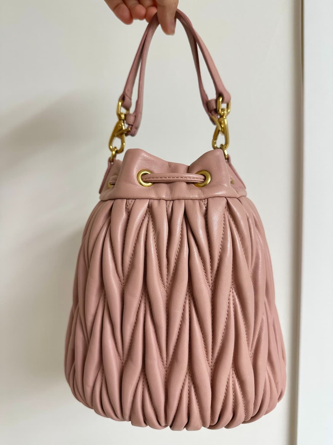 미우미우 마테라쎄 버킷백 핑크 상품이미지4