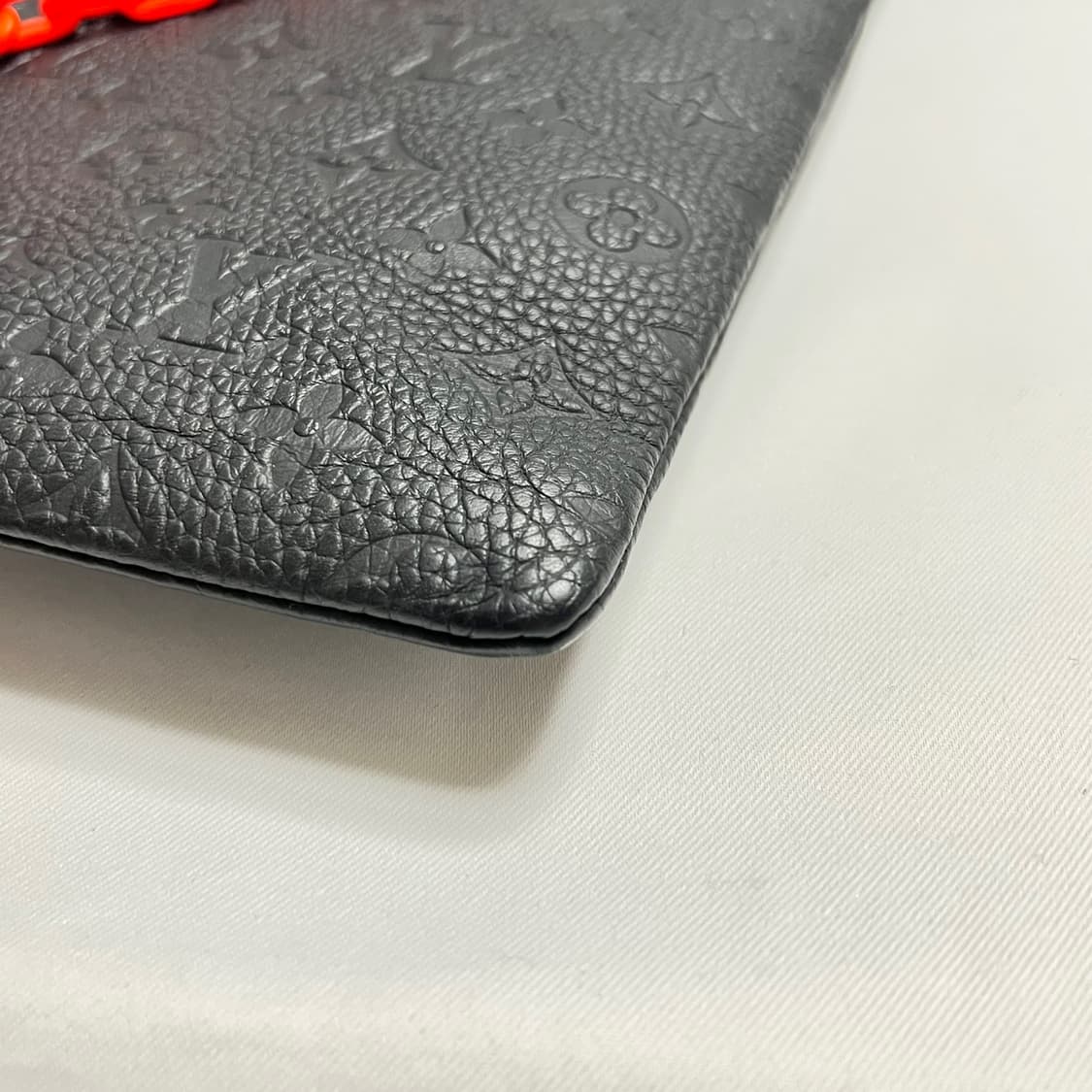 루이비통 버질아블로 쉐도우 체인 클러치백 상품이미지4