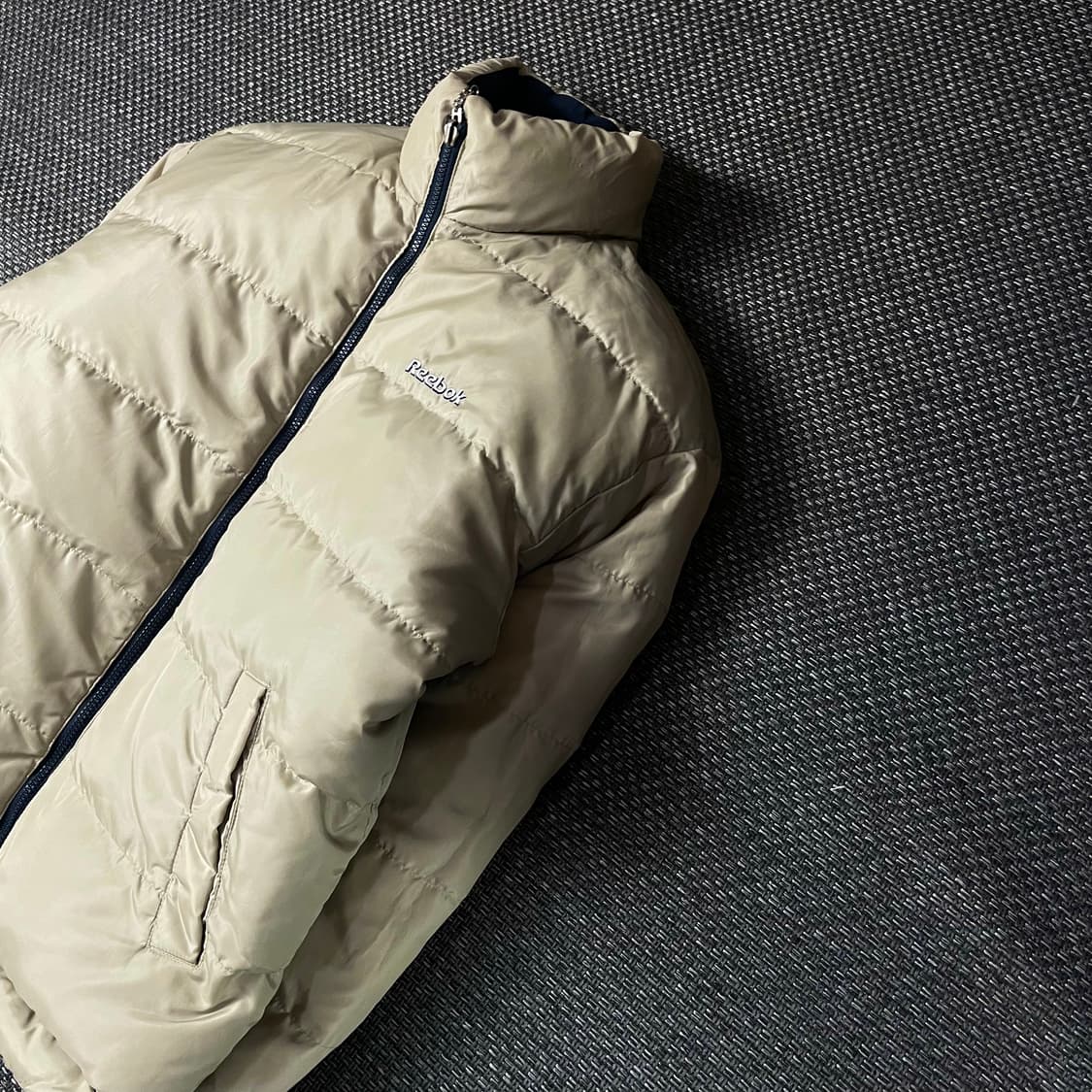 리복 네이비 베이지 리버시블 다운 패딩 상품이미지5