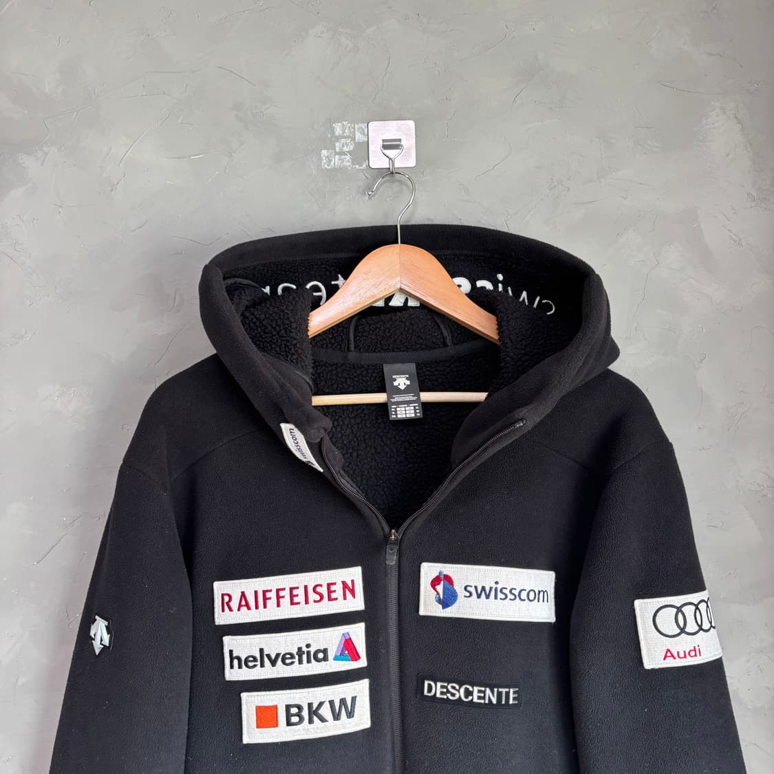 데상트 아우디 스위스 스키팀 플리스 블랙 상품이미지2