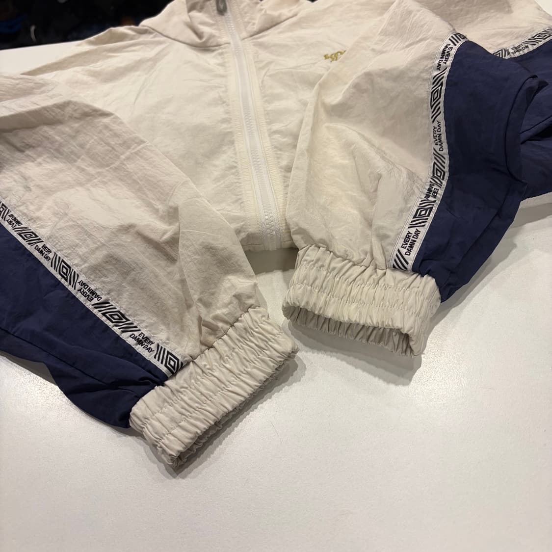 [100] 엄브로 바람막이 화이트 KOMPAKT 레코드바 B409 상품이미지5