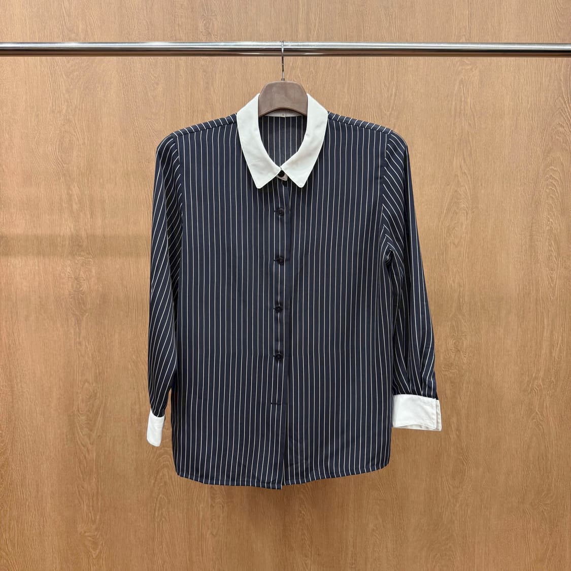 버버리 스트라이프 긴팔 셔츠 화이트 배색 카라 디테일 블랙 상품이미지2