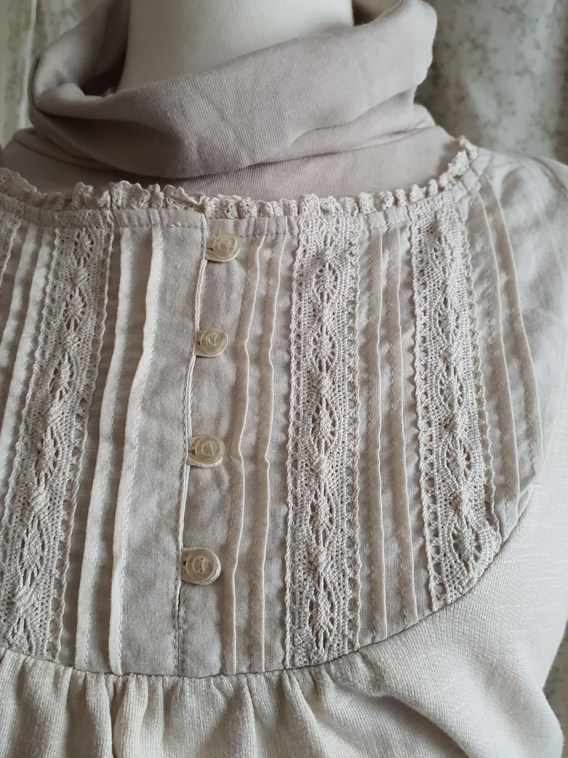 [모리걸] 아이보리 레이스 롱 슬리브 핀턱 블라우스 셔츠 텍있음 상품이미지2