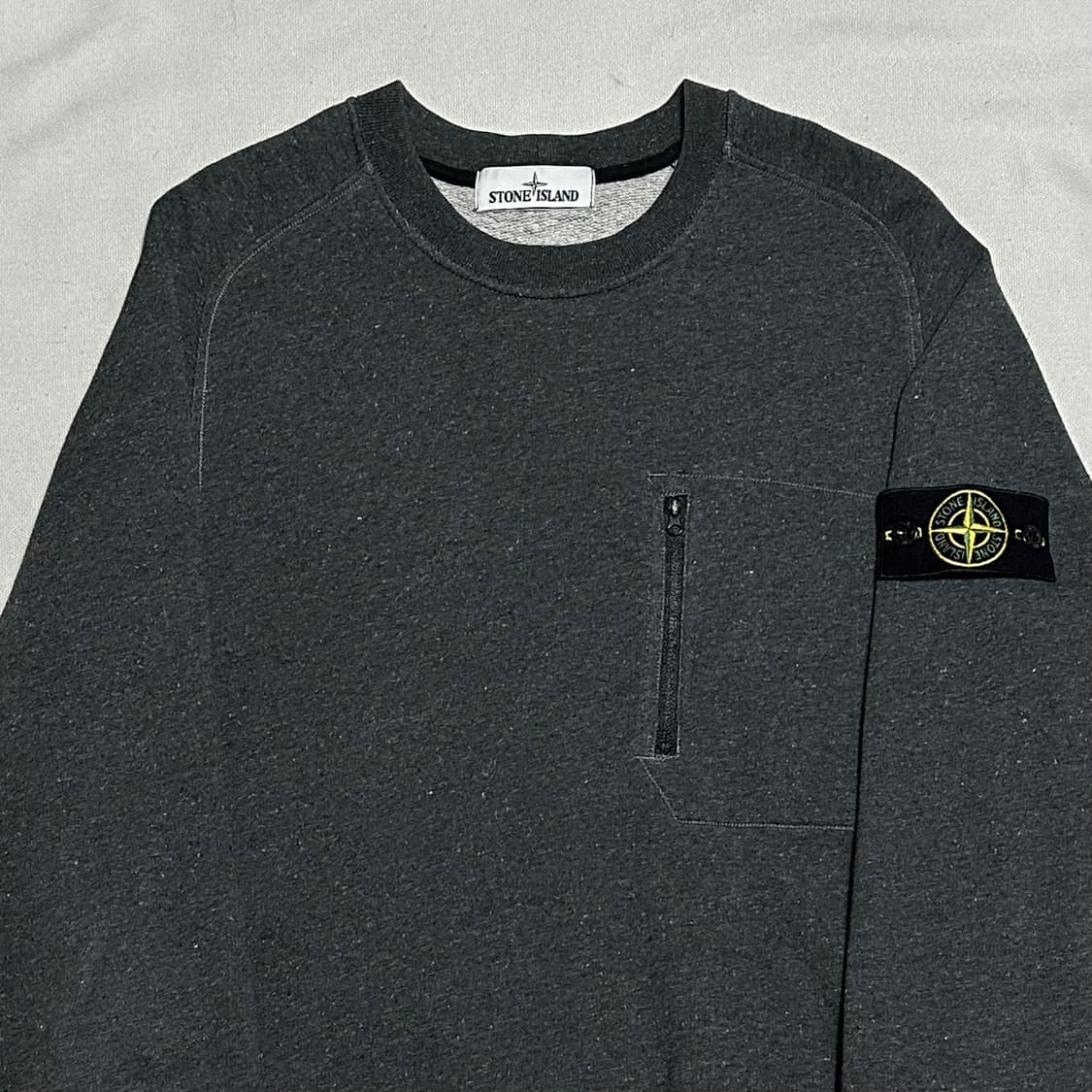 95 스톤아일랜드 챠콜 그레이 포켓 맨투맨 상품이미지1