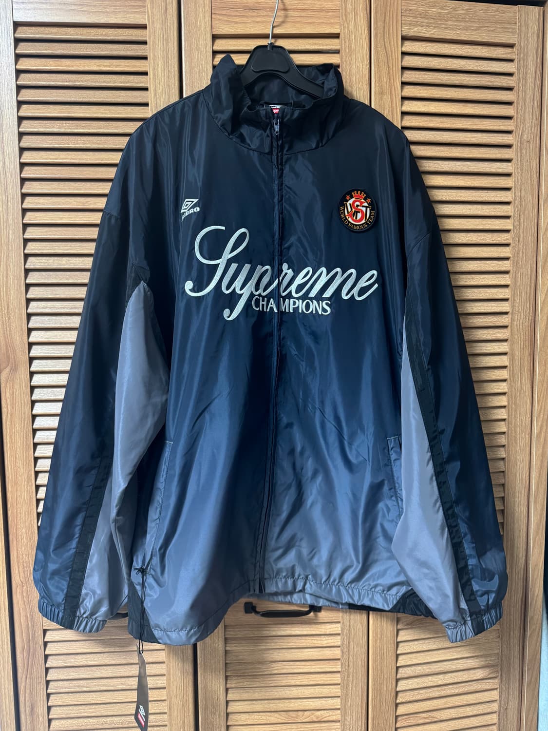 슈프림 x 엄브로 그라디언트 트랙 자켓 블랙 - 25FW 상품이미지1