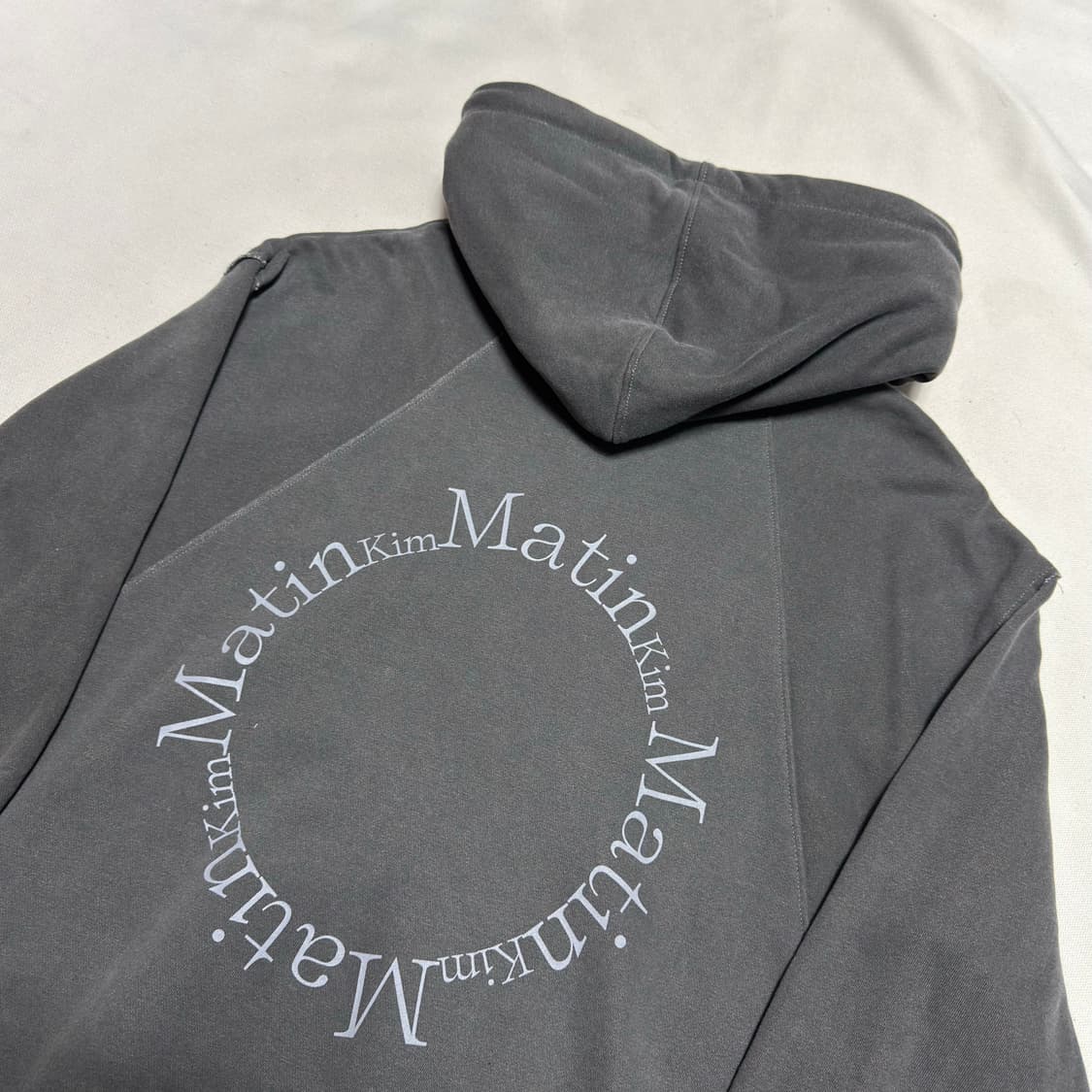마땡킴 피그먼트 로고 챠콜 후드 집업 상품이미지1