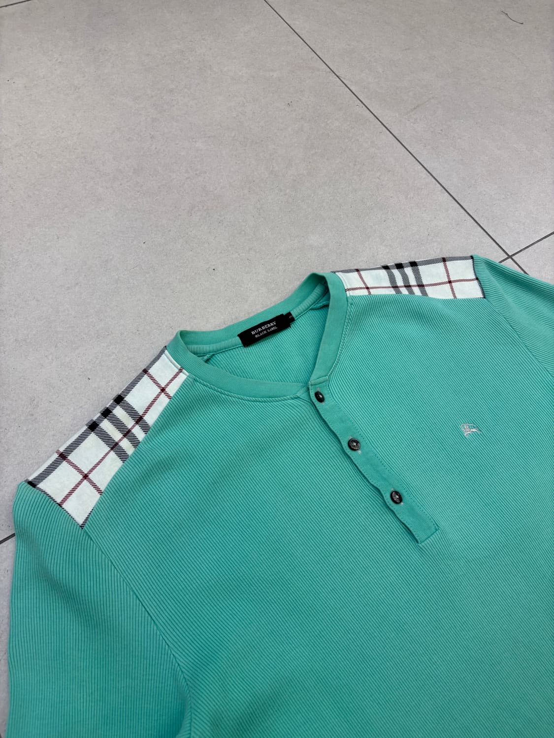 버버리 블랙라벨 헨리넥 숄더체크패턴 롱슬리브 상품이미지3