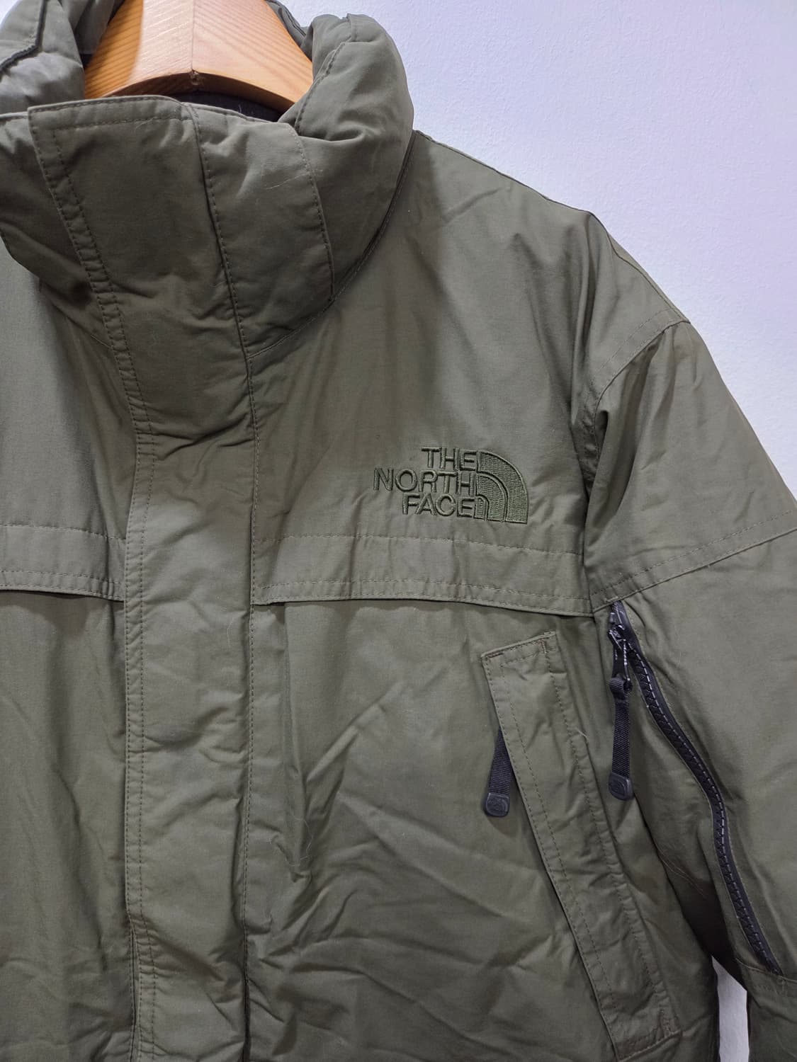 노스페이스 카키색 구스패딩 점퍼 상품이미지2