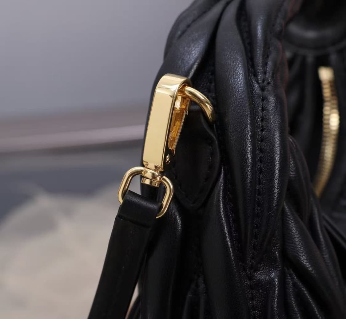 미우 미우 완더 마테라쎄 나파 가죽 호보 미니백 블랙 상품이미지7