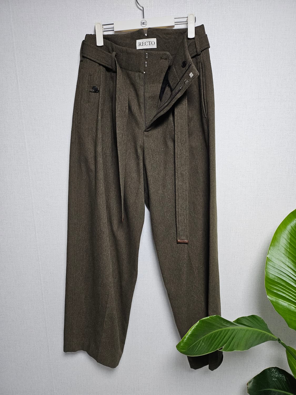 [M]렉토 벨트 디테일 팬츠 카키 상품이미지1