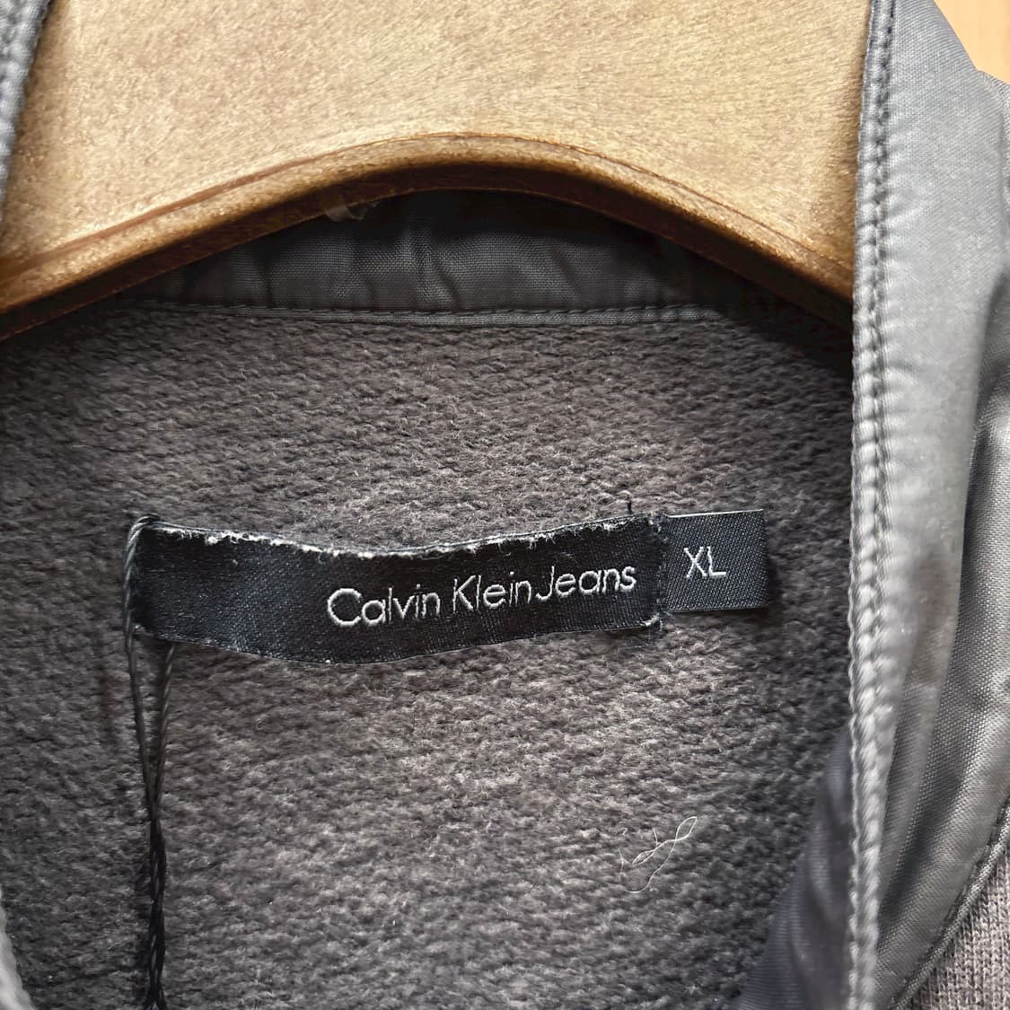 캘빈클라인 진스 하이넥 집업 자켓 배색 소매 로고 탭 디테일 차콜 그레이 상품이미지6